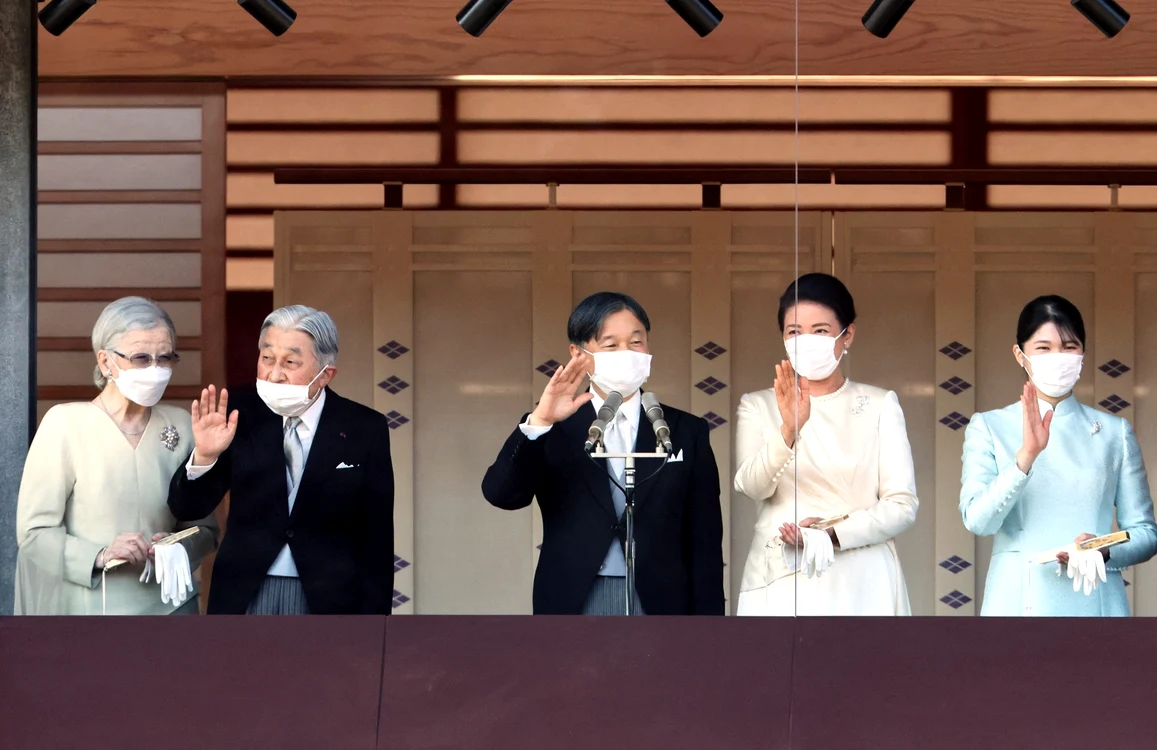 Fostul Imparat Akihito si sotia sa, fosta Imparateasa Michiko, alaturi de Imparatul Naruhito profimedia 0747330945 jpg