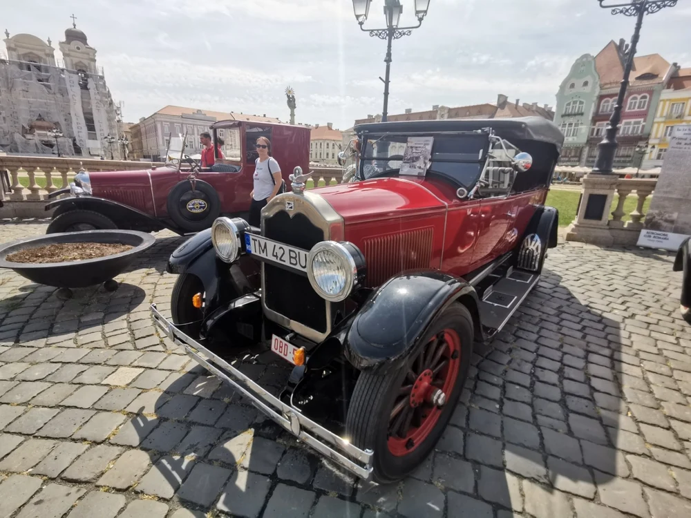 Parada maşinilor fabricate în perioada interbelică. Bijuterii pe două roţi FOTO Ş.Both