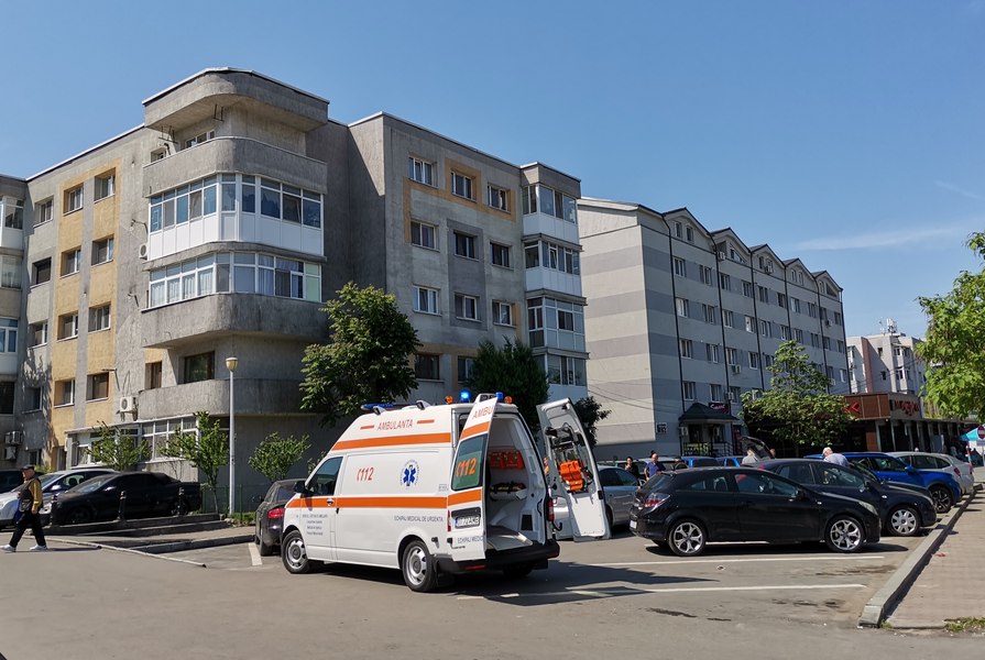 Un șofer din Olt a lovit o bătrână într-o parcare și a plecat de la locul accidentului. Depistat la kilometri depărtare