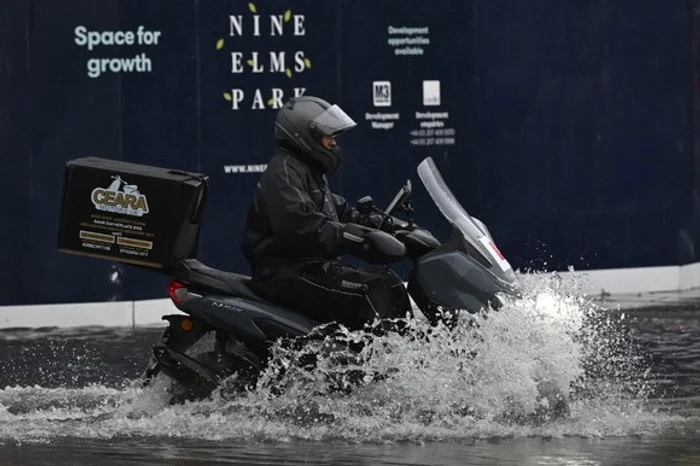 
    Londra a fost inundată, după o ploaie torențialăFoto: AFP  