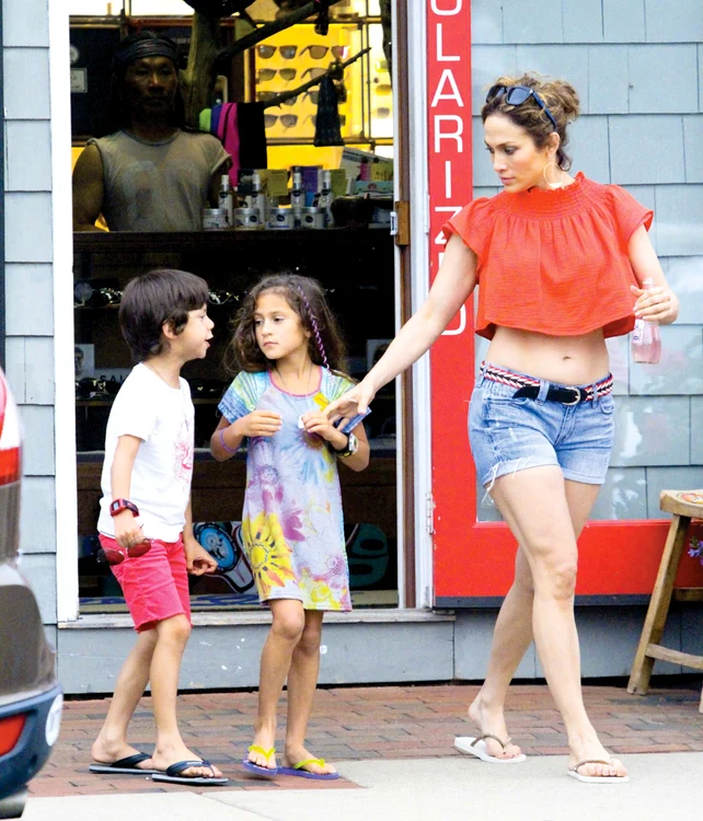 
    Artista și-a scos  gemenii - Max şi Emme (7 ani) - la plimbareFoto: guliver  