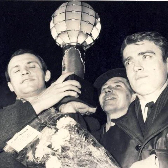 Campionul Gheorghe Gruia şi trofeul său. Foto arhivă
