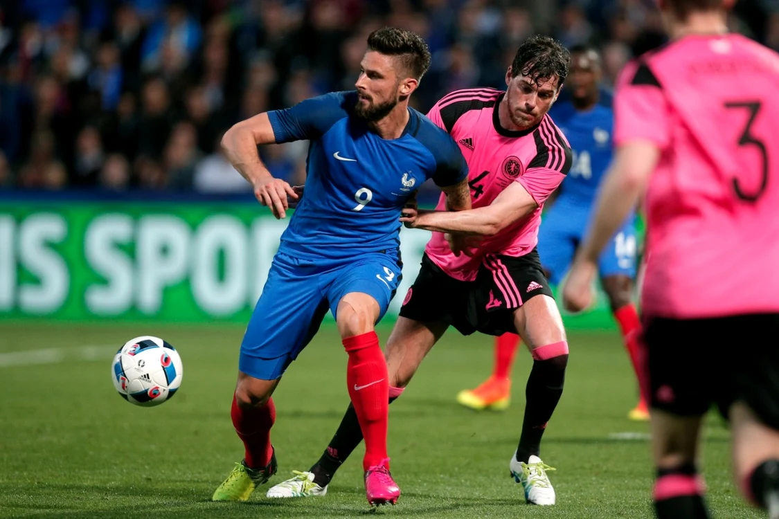 Olivier Giroud (în albastru)