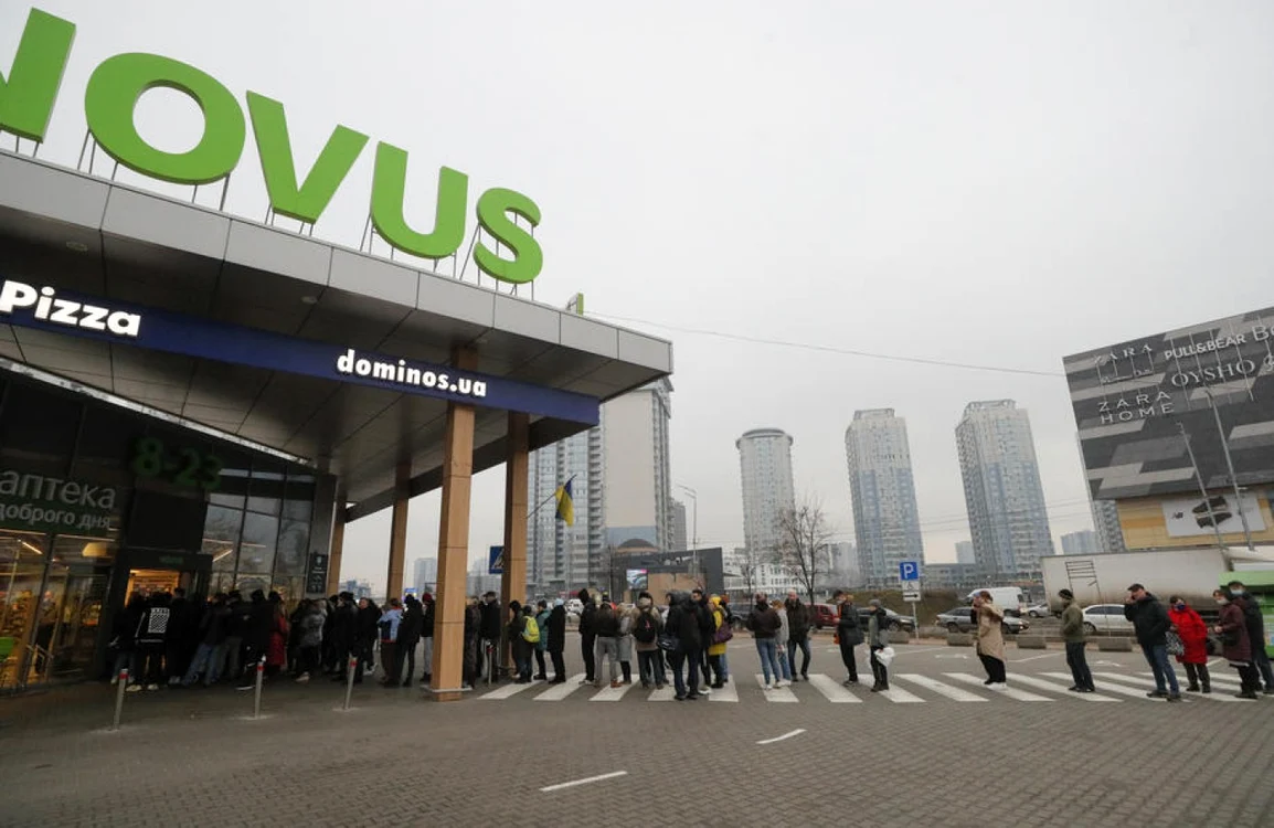 Coadă la un magazin din Kiev FOTO EPA-EFE
