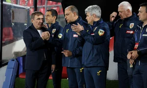 Gica Hagi alaturi de staff jpg