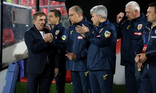 Gica Hagi alaturi de staff jpg