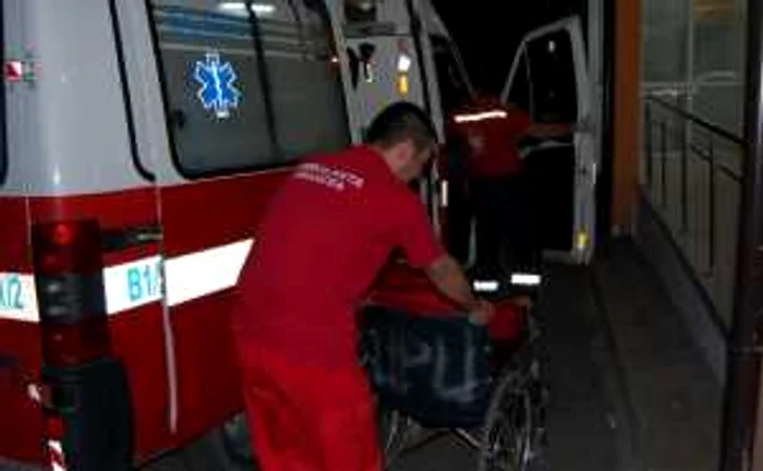 Maşinile de la Ambulanţă merg la urgenţe cu benzină pe datorie