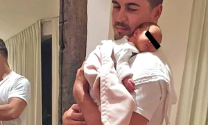 Micuța Eva este răsfăţată de tată, de când mama ei se află în arest jpeg