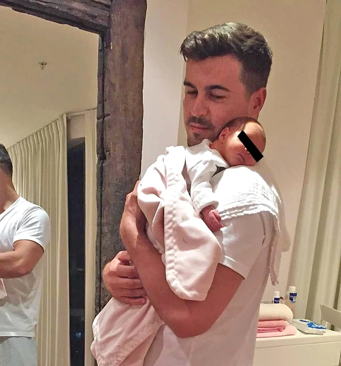 Micuța Eva este răsfăţată de tată, de când mama ei se află în arest