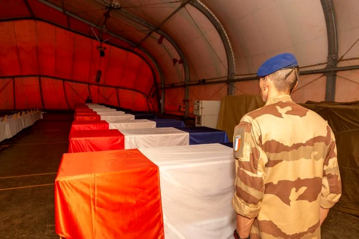 Sicriele celor 13 militari francezi care au murit în Mali în urma unei coliziuni între două elicoptere FOTO EPA-EFE