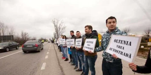 Lanţ uman pentru Autostrada Craiova-Piteşti Foto