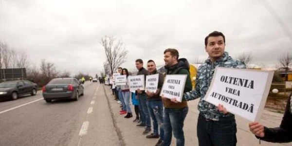 Lanţ uman pentru Autostrada Craiova-Piteşti Foto