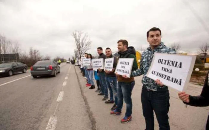 Lanţ uman pentru Autostrada Craiova-Piteşti Foto: Facebook Florentin Gust