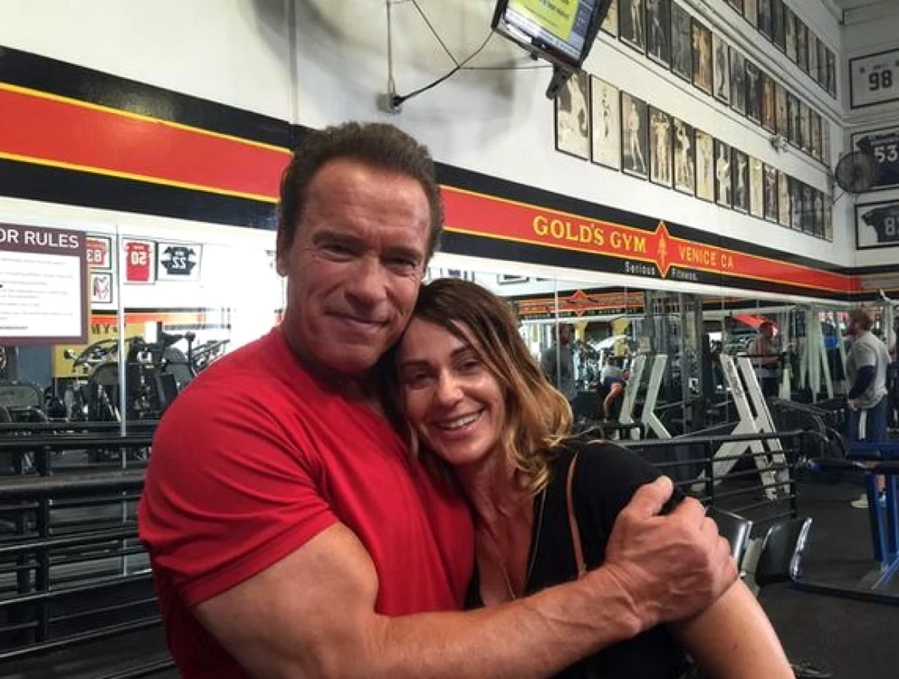 Nadia Comăneci şi Arnold Schwarzenegger s-au întâlnit în sala de forţă unde sportiva din România i-a fost „antrenor pentru o zi”. FOTO Twitter/Nadia Comaneci