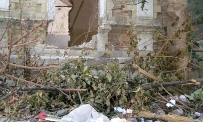 Case de patrimoniu distruse de hoţii de cărămizi şi fier vechi şi de boschetari jpeg