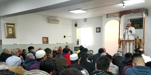 imamul alim sawfan la rugaciune foto stefan both