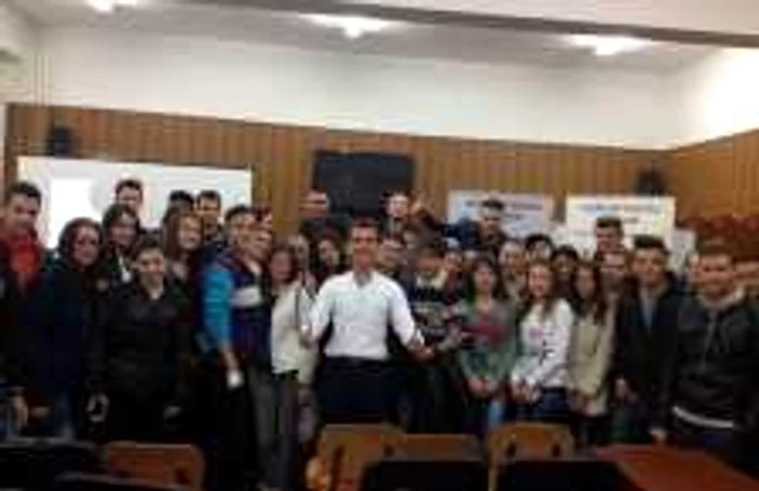 Speaker-ul Paul Ardeleanu aleargă în 50 de oraşe din ţară pentru a promova importanţa educaţiei pentru dezvoltare personală FOTO: alergampentrueducatie