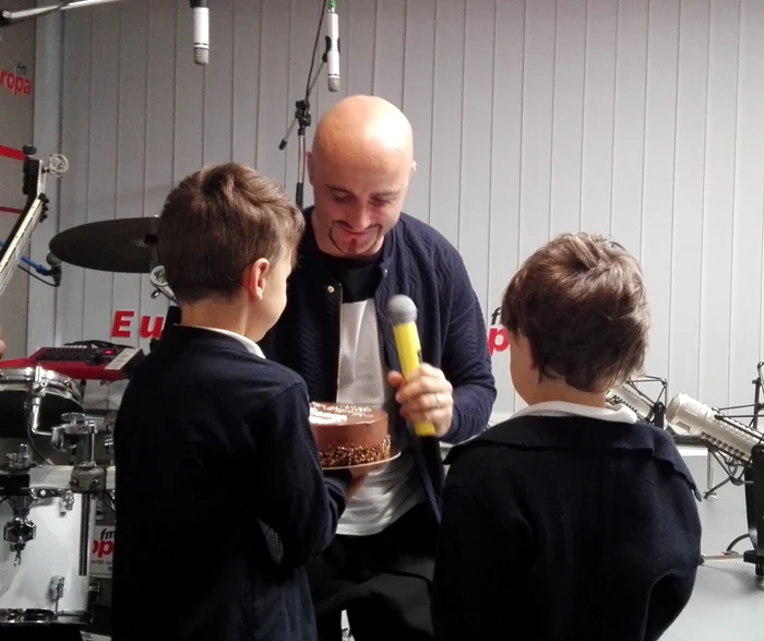 Călin Goia a primit un tort de la băieții lui, Petru și Tudor