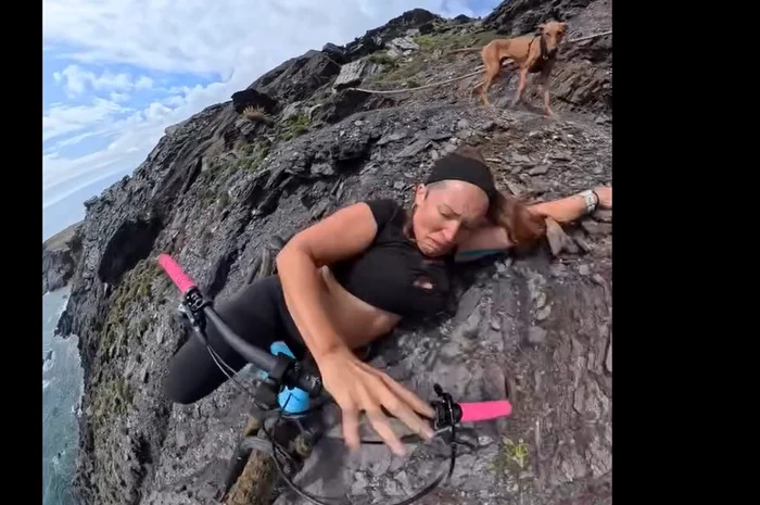 Momentul în care biciclista alunecă de pe o stâncă FOTO: captură video