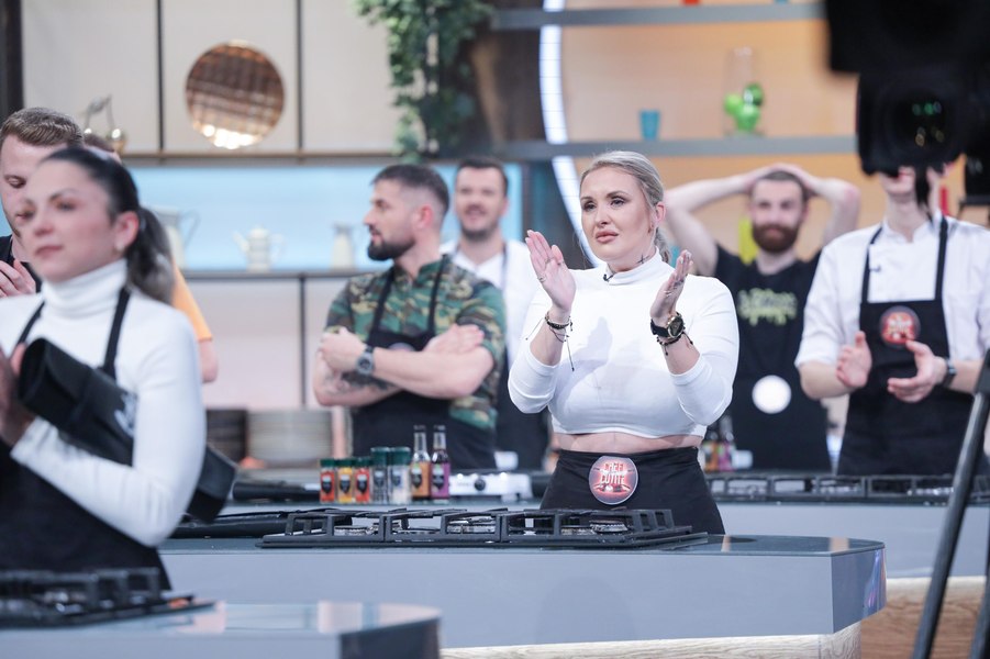 S-au decis primii concurenți care merg în echipele juraților de la Chefi la Cuțite. Pe cine au ales cei trei chefi