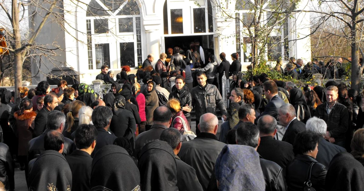 Biserica a fost neîncăpătoare pentru sutele de oameni veniţi să-şi ia adio de la Adina