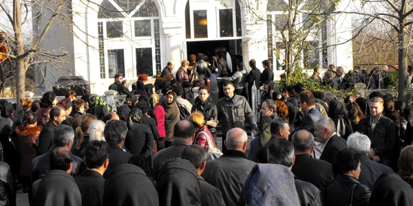 Biserica a fost neîncăpătoare pentru sutele de oameni veniţi să-şi ia adio de la Adina