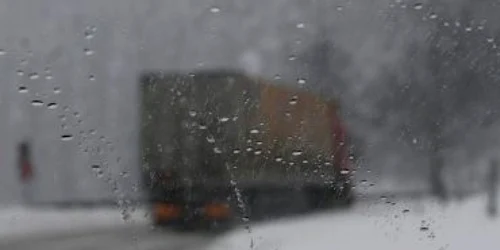 Autotrenurile fără lanţuri au blocat traficul pe drumurile din judeţ