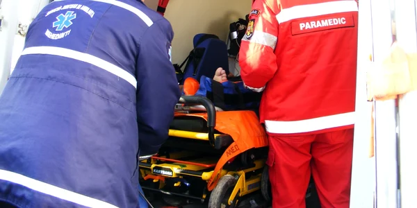 Victima a fost preluată de un echipaj de la Ambulanţă