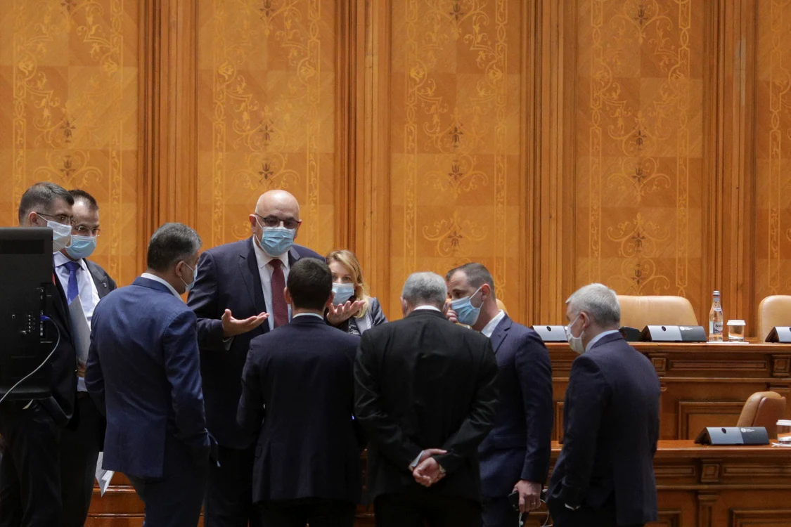 
    La ședinta plenului reunit al Parlamentului Romaniei, din 20 mai, s-a cam uitat de distanțarea socialăFoto: Inquam / Octav Ganea  