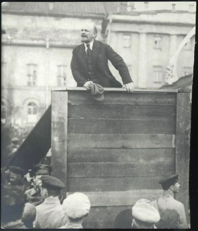 Înflăcărat, la tribună. Pe 5 mai 1920; Sursa: russiainphoto.ru