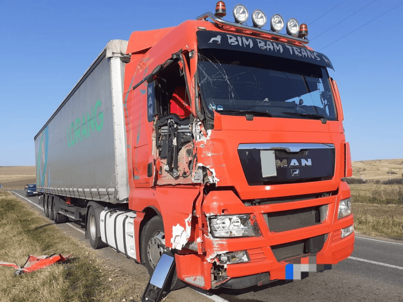 TIR lovit de tren în Vaslui. Cei 28 de călători din trenul Regio au scăpat doar cu o sperietură zdravană