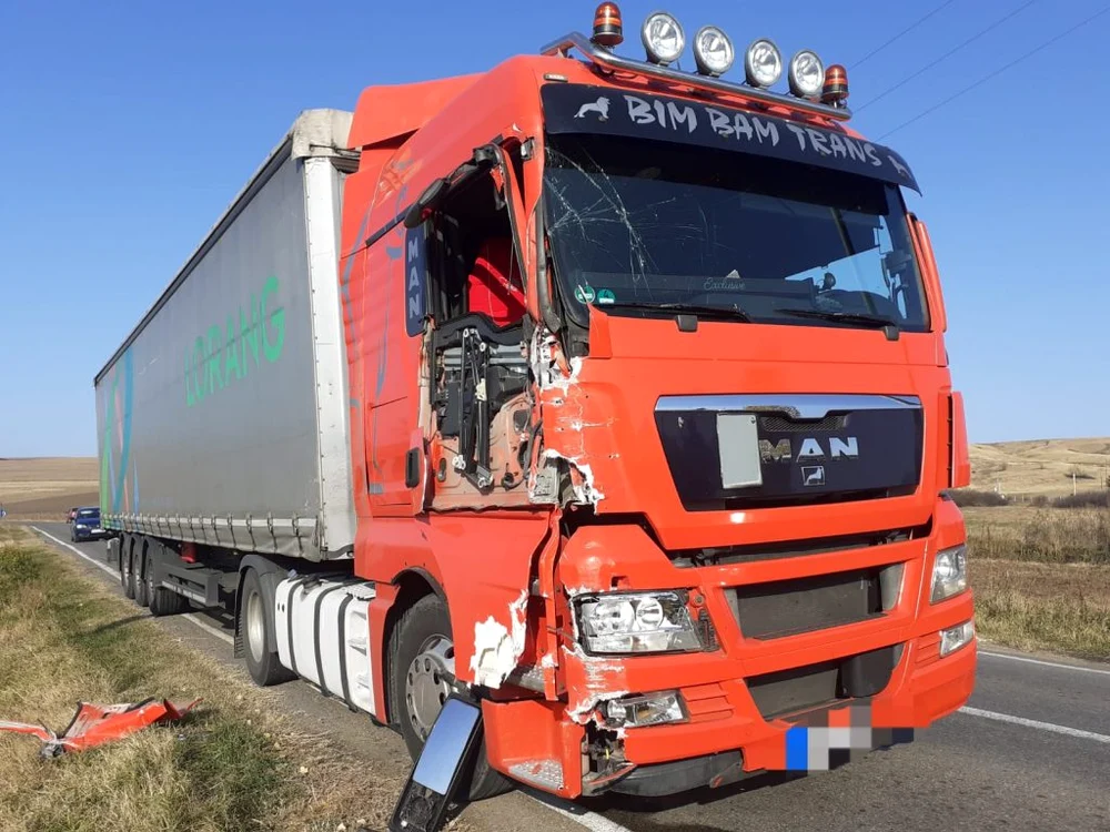 Ușa din dreapta a TIR-ului a fost smulsă în urma coliziunii cu autotrenul FOTO ISU Vaslui