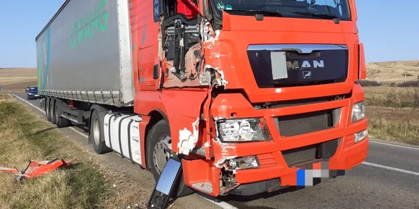 TIR accident tren FOTO ISU Vaslui jpeg