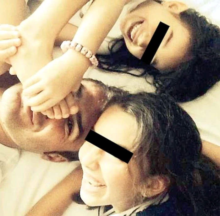 Fetele nu s-a mai  dezlipit de Mutu  după ce acesta  a revenit acasă (FOTO: Arhivă personală)