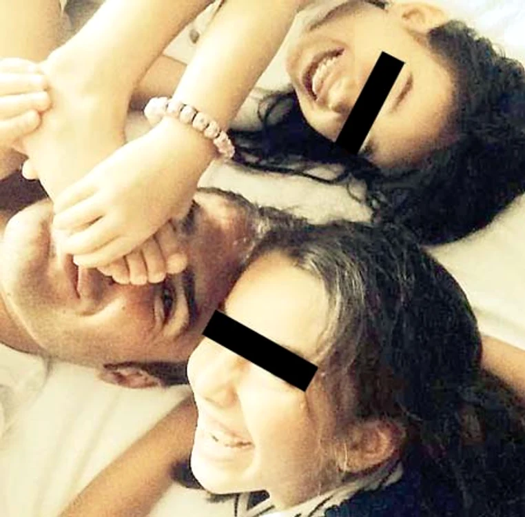 Fetele nu s-a mai  dezlipit de Mutu  după ce acesta  a revenit acasă (FOTO: Arhivă personală)