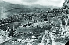 Vizitatori în situl arheologic de la Micene, Grecia, la puţine decenii după scoaterea cetăţii la lumină (© Getty Images)