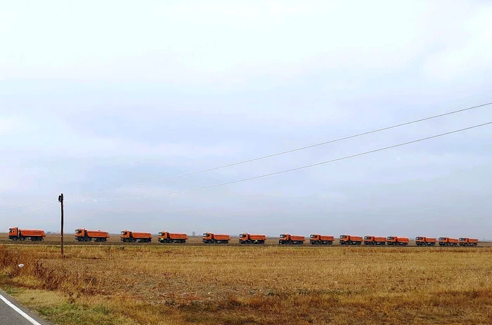 Utilajele contructorului autostrăzii, încărcate cu pământ excavat FOTO: Garda de Mediu Vrancea