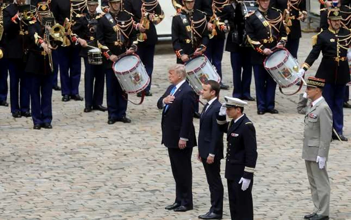 Preşedintele SUA Donald Trump împreună cu omologul său francez Emmanuel Macron la parada organizată la Paris de Ziua Naţională a Franţei FOTO Guliver / Getty Images / Pierre Suu