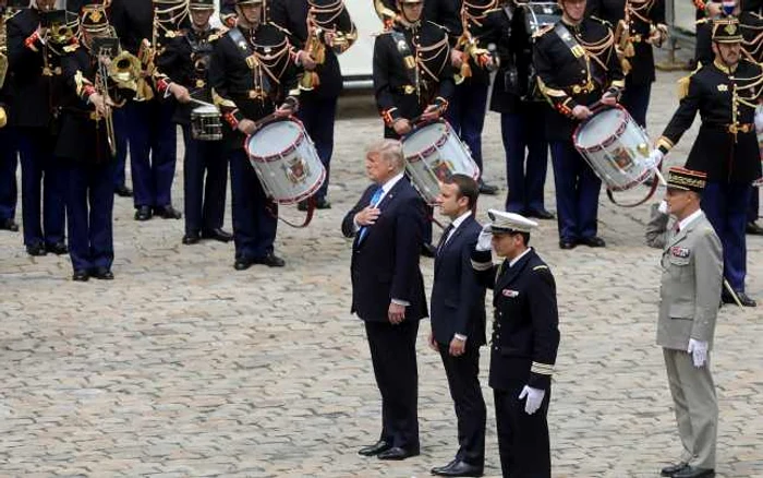 Preşedintele SUA Donald Trump împreună cu omologul său francez Emmanuel Macron la parada organizată la Paris de Ziua Naţională a Franţei FOTO Guliver / Getty Images / Pierre Suu