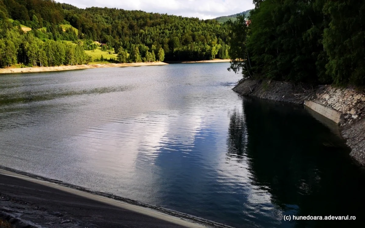 Lacul Valea de Pești din hunedoara. Foto: Daniel Guță. ADEVĂRUL