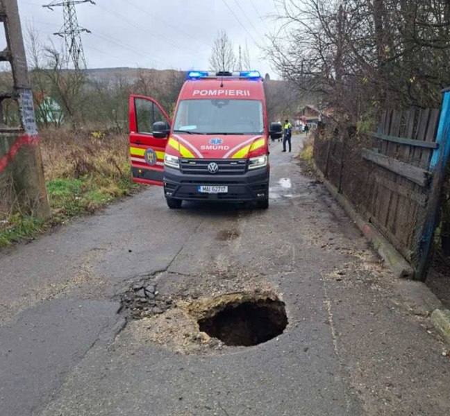 Doi bărbați au ajuns la spital după ce au căzut într-o groapă formată în asfalt, în Petroșani