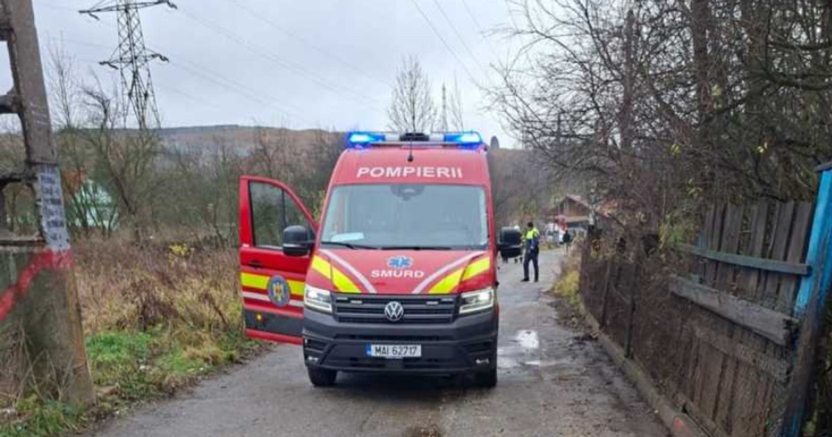 Doi bărbați internați după ce au căzut într-o groapă pe asfalt, în Petroșani