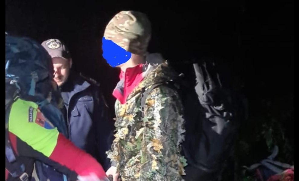 Doi tineri ucraineni, rămași fără hrană și apă, au fost salvați. Au trecut ilegal granița și s-au ascuns în munți. Unul dintre ei avea probleme medicale