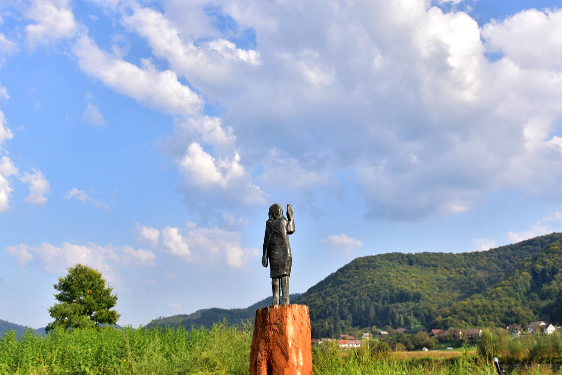 Statuia de bronz era o replică a celei din lemn care a fost arsă FOTO EPA-EFE
