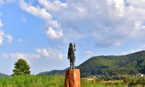 Statuia de bronz era o replică a celei din lemn care a fost arsă FOTO EPA EFE jpg