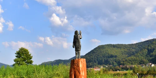 Statuia de bronz era o replică a celei din lemn care a fost arsă FOTO EPA EFE jpg