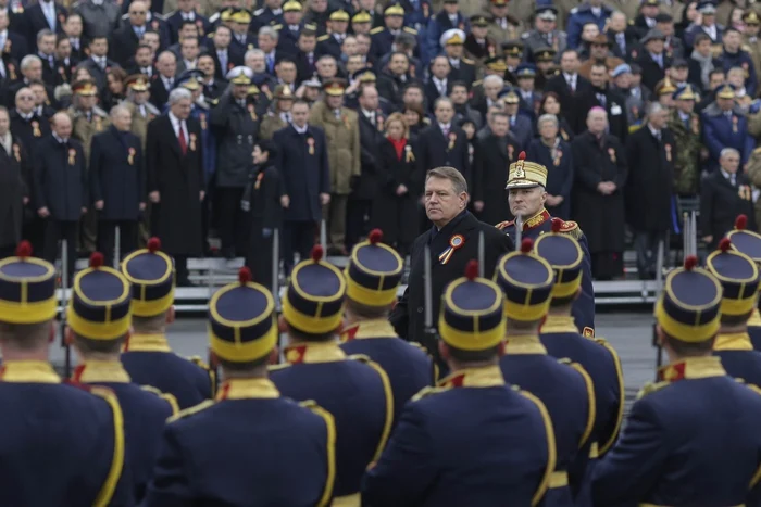 Preşedintele Klaus Iohannis trece în revistă trupele Regimentului de gardă şi protocol Mihai Viteazul, cu ocazia paradei militare de 1 Decembrie. În fundal, tribuna oficială. Foto INQUAM PHOTOS