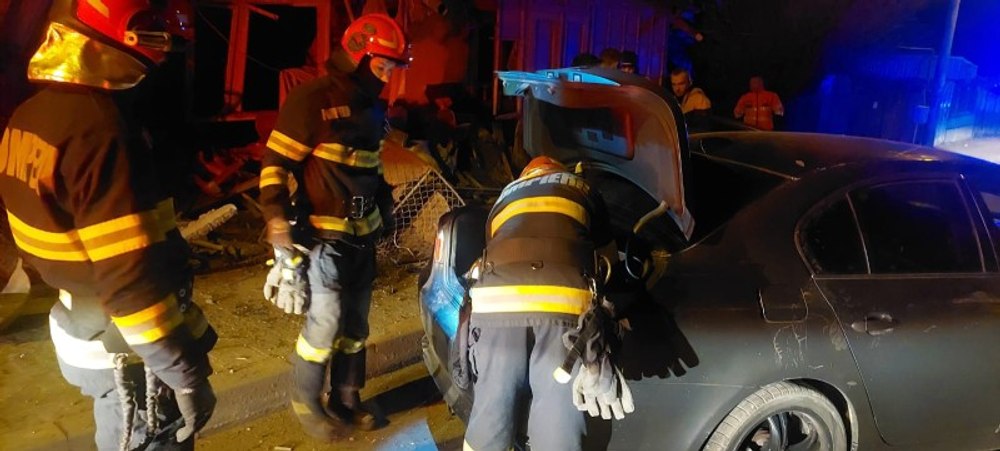 O tânără de 22 de ani s-a urcat beată la volan și a intrat cu mașina în casa unui bătrân
