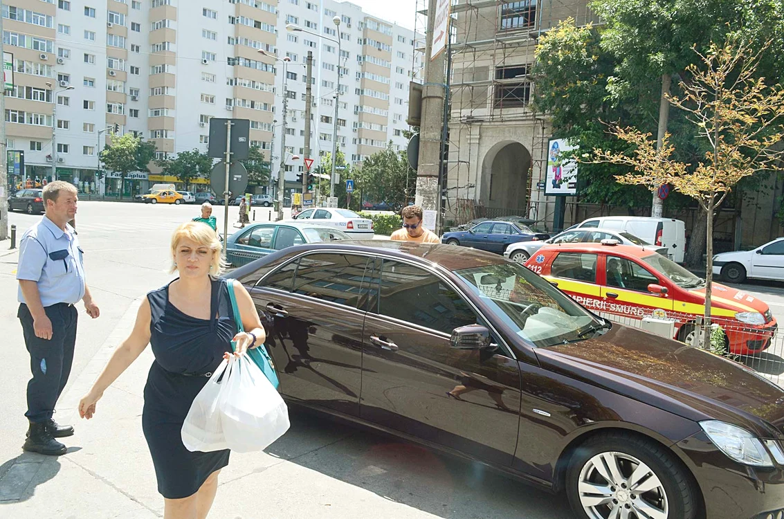 Ieri, Adrian Enache şi prima lui soţie, Corina, au petrecut aproape toată ziua la spital, cu fata lor Diana