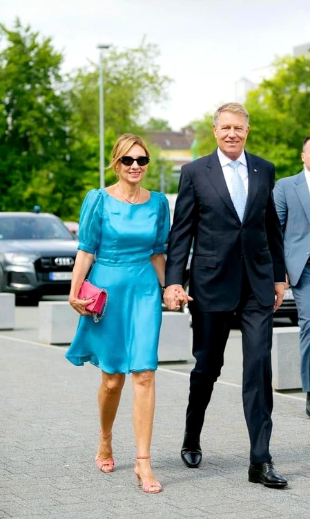 Carmen Iohannis rochie turcoaz Andreea Tincu in Germania (2) jpg